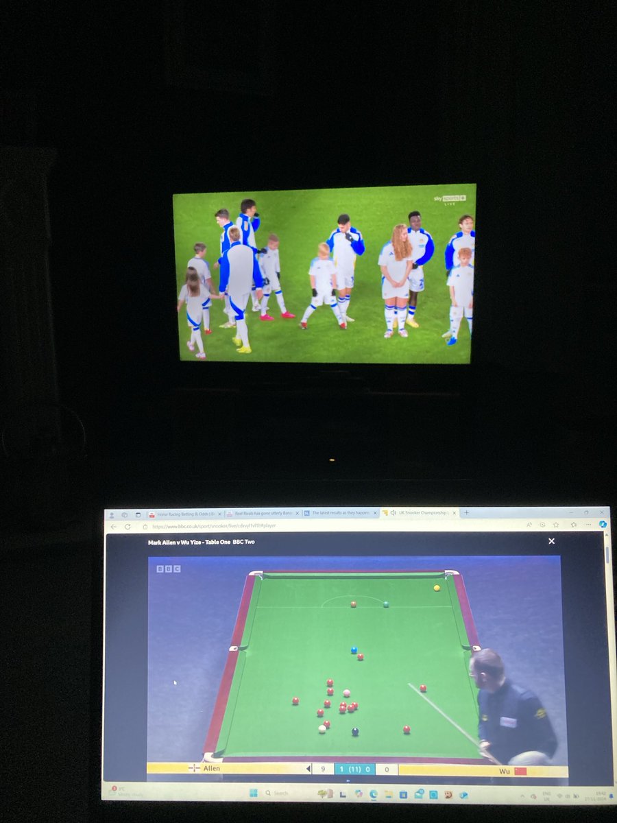 Doesn’t get any better than this! ⁦<a href="/LUFC/">Leeds United</a>⁩ live #Barbican Snooker 🎱 live 😊🤪👍