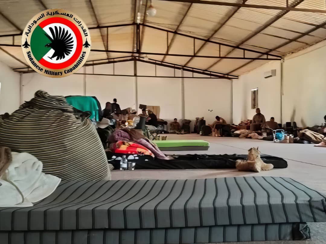 Sudanesearmy1's tweet photo. ـ تحصلت منصات القدرات العسكرية السودانية على صورة حصرية تظهر معسكرا يخص الجنود الكولومبيين في مدينة "بنغازي الليبية" وهو معسكر يضم 160 عسكريا كولومبيا.

ـ عبارة Somos Barquito ـ نحن باركيتو وتعني نحن القارب الصغير ,وهو شعار الوحدات الكولومبية التي تقاتل في السودان لجانب مليشيا الدعم السريع ,تلك العبارة تعبر حسب زعمهم  عن إيحاء الروح الجماعية والتكاتف كفريق صغير ومترابط مثل القارب الصغير الذي يحتاج كل فرد ليبحر بسلام, وهدف تلك المجموعات "إسقاط السلطة الشرعية في السودان " .

ـ خطة مليشيا الدعم السريع تتمثل في الزج بثلاث كتائب من المرتزقة الكولومبيين مابين 1500 ـ 1800 مقاتل مسلح.

ـ القافلة الكولومبية التي كانت تضم أسلحة ومقاتلين والتي قتل فيها مونكايو كانت تضم العريف المتقاعد دييغو إديسون هيرنانديز وكولومبي آخر وكانت القافلة على بعد نصف ساعة فقط من مدينة الفاشر وتعرضت للهجوم هنالك . 

ـ القافلة التي تعرضت للهجوم من قبل القوات المشتركة هي آخر قافلة عسكرية ضمن الدفعة الأولى من قوافل المرتزقة.

Las plataformas de capacidades militares sudanesas obtuvieron una imagen exclusiva que muestra un campamento perteneciente a soldados colombianos en la ciudad de Bengasi, Libia. Este campamento alberga a 160 militares colombianos.

La frase "Somos Barquito" ("Nosotros somos el pequeño barco") es el lema de las unidades colombianas que luchan en Sudán junto a la milicia de las Fuerzas de Apoyo Rápido. Según ellos, esta frase simboliza el espíritu colectivo y la unidad como un pequeño equipo interconectado, similar a un barco pequeño que necesita de cada miembro para navegar con seguridad. El objetivo de estos grupos es "derrocar al gobierno legítimo de Sudán".

El plan de la milicia de las Fuerzas de Apoyo Rápido consiste en desplegar tres batallones de mercenarios colombianos, con un número estimado entre 1,500 y 1,800 combatientes armados.

La caravana colombiana que transportaba armas y combatientes, en la que murió Moncayo, incluía al cabo retirado Diego Edison Hernández y otro colombiano. La caravana se encontraba a tan solo media hora de la ciudad de El Fasher cuando fue atacada.

La caravana atacada por las fuerzas conjuntas era la última caravana militar de la primera tanda de convoyes de mercenarios colombianos.

📌 وحدة التقصي وتتبع المعلومات #SMC_Information التابعة لمنصات القدرات العسكرية السودانية #حــرب