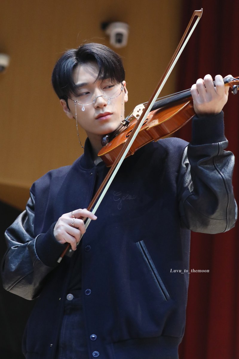 luvu_to_themoon's tweet photo. 241127 팬플리 대면🎻

"바이올린 소리가 들리면 업무는 즉시 중단하고 각자 방으로 돌아가 대기하십시오"

#ATEEZ #에이티즈 #SAN #산 https://t.co/PcKhL3COSc