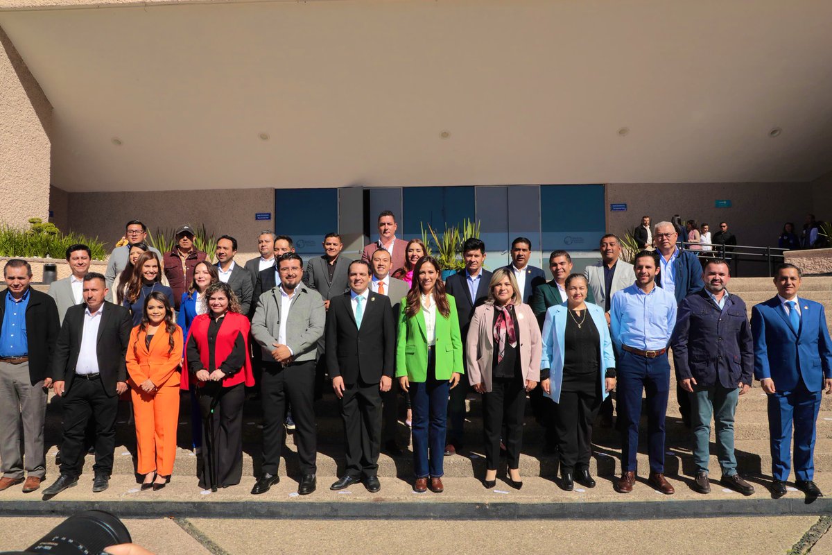 jorgelona1's tweet photo. Colaboración, aprendizaje y acción. Eso es lo que marca el Encuentro Estatal de Capacitación para autoridades municipales. 

En estos 3 días trabajaremos con más de 2,000 funcionarias y funcionarios, para brindarles herramientas clave, que se traduzca en beneficio para la gente. https://t.co/cDgbV8Imsf