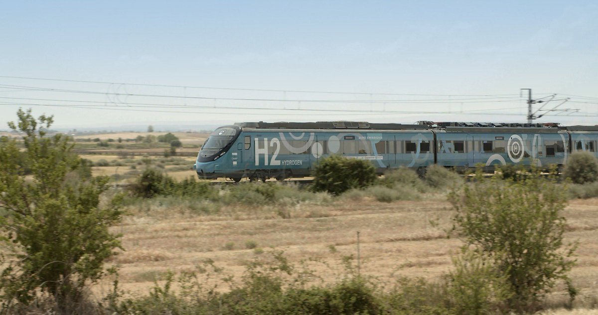 Finalizan con éxito las pruebas del tren de hidrógeno verde, tras recorrer 100.000 km en España y Portugal.

De la mano de @adif_es, ha circulado por las líneas Soria-Torralba, Madrid-Extremadura, Huesca-Canfranc y varias en Galicia, mostrando que el futuro también pasa por los