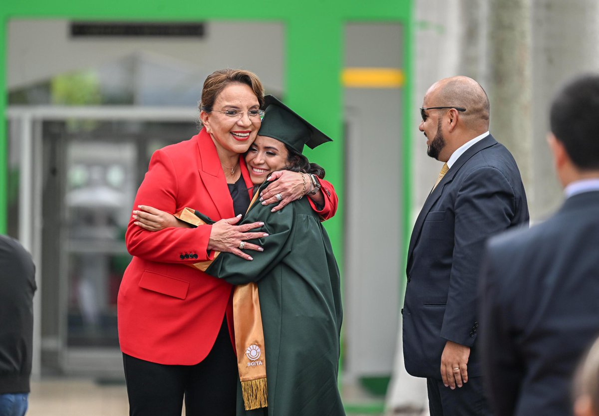 SpondaDaniel's tweet photo. Felicito con orgullo a los graduados de la PRIMERA promoción de la Escuela Pública Agrícola: SCITA, un ejemplo de excelencia en la formación agrícola y de inclusión, esta escuela atiende estudiantes de los 18 departamentos y de todos los pueblo originarios.

Este éxito refleja el compromiso de la Presidenta @XiomaraCastroZ  con la educación agrícola pública, asegurando becas completas en esta escuela para que cada estudiante tenga acceso a una educación de calidad, sin barreras económicas.