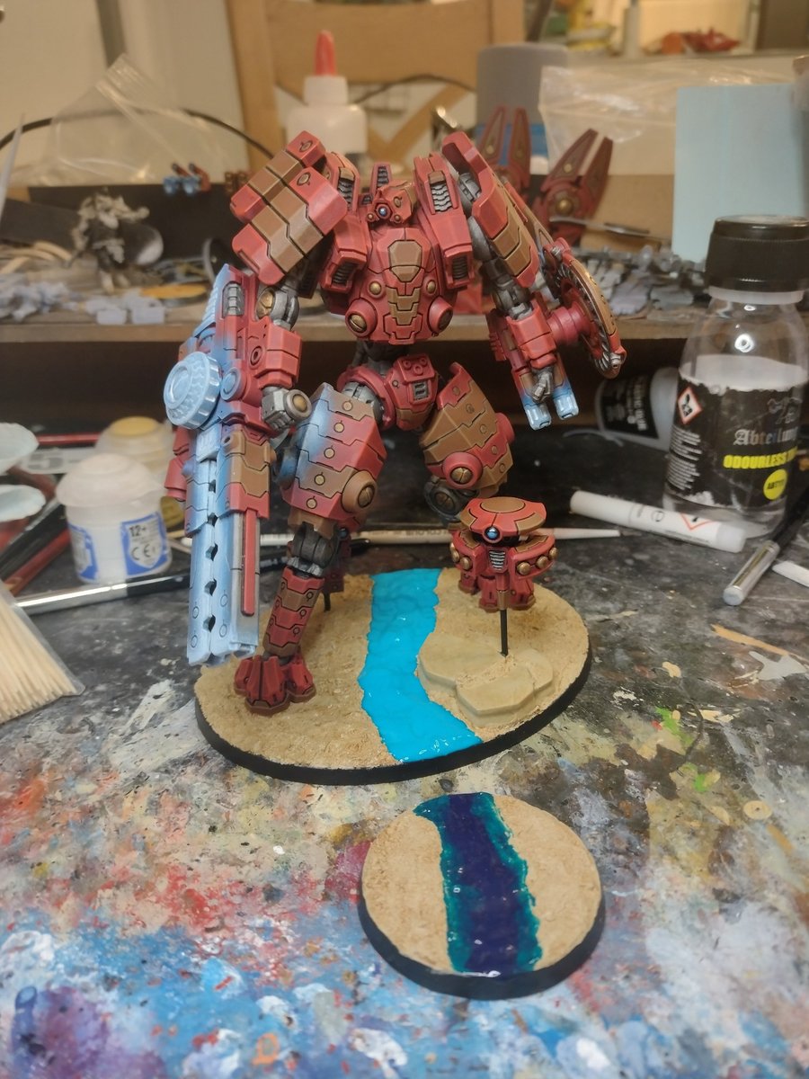 This water effect stuff is aggressively blue!

The base in front is what it should hopefully look like once dry.

#warhammer40k