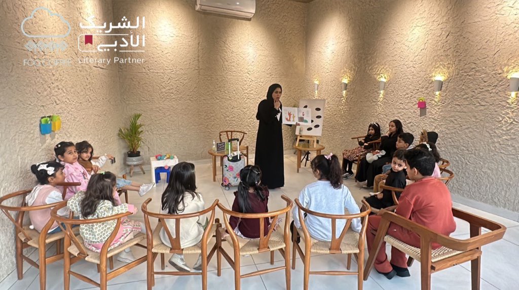 fogcoffeesa's tweet photo. من الفعاليات المقامة في #Fog_coffee ☁️
ضمن فعاليات #الشريك_الأدبي 

قدمت لنا الاستاذة " غيداء عسيلان "
فعالية لأصدقائنا الأطفال بعنوان " قراءة قصة الحقيبة - قراءة فلسفية " 👭📚 https://t.co/C0Ci7kiZGE