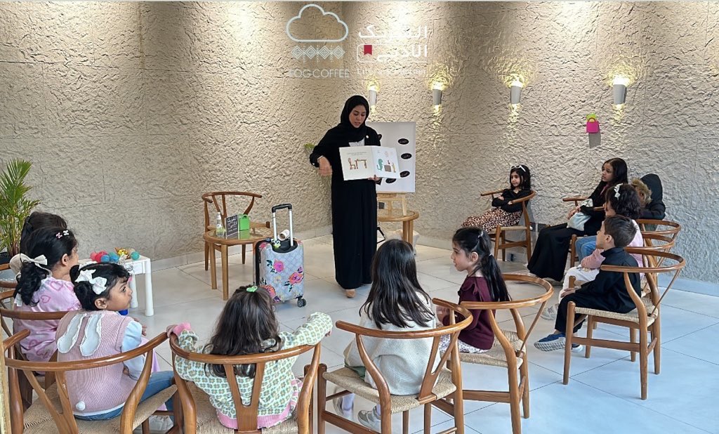 من الفعاليات المقامة في #Fog_coffee ☁️
ضمن فعاليات #الشريك_الأدبي 

قدمت لنا الاستاذة " غيداء عسيلان "
فعالية لأصدقائنا الأطفال بعنوان " قراءة قصة الحقيبة - قراءة فلسفية " 👭📚