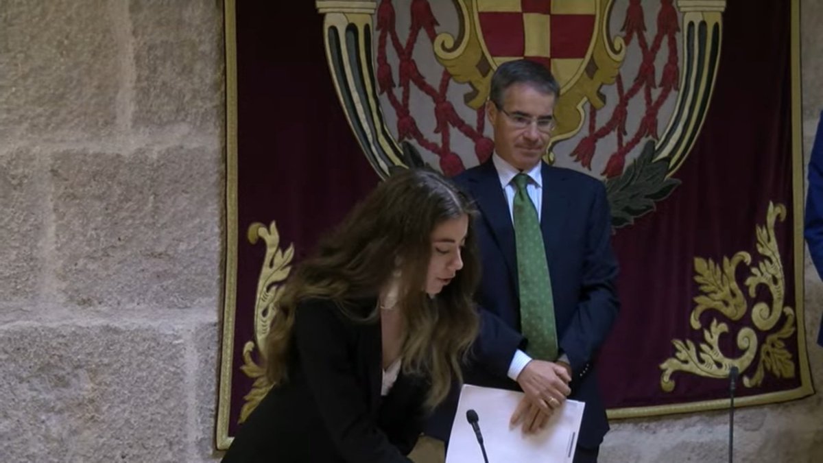 DelegEducaUAH's tweet photo. Esta mañana hemos asistido a la toma de posesión del @ceuah, donde han tomado posesión de su cargo nuestras compañeras Eloísa, Aitana y Yolanda. Ademas, Eloísa también ha tomado posesión de su cargo como delegada general de educación. Les mostramos todo nuestro apoyo y orgullo. https://t.co/wp0hICkpEB