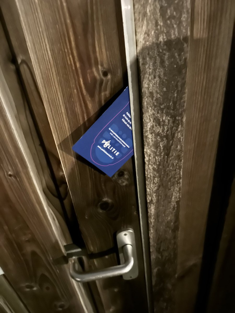Mario_Kock's tweet photo. Vanavond op pad geweest met wijkagent Maaike, Floor, gebiedsmakelaar Ingrid en team veiligheid #WestBetuwe voor de witte voetjes actie in #Tuil en #Haaften |

👀Heeft u zo'n folder in uw huis, tuin of schuur?👀

Zorg dan dat u uw (poort)deuren goed sluit. #Buurtpreventie https://t.co/kVRGVvJ1vo