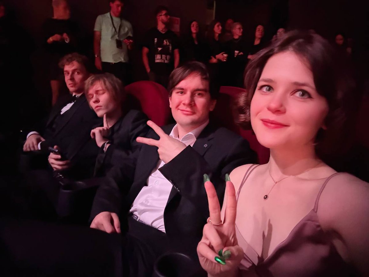 Хочется на этой фотке Вову в милом формате скуфчик назвать 🥰🥰. Прям вайб такого мили мили суфчкика 🤏🏻🥰