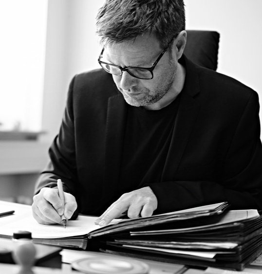 Der Typ 👇🏼 würde gerne #Habeck's Job als Wirtschaftsminister übernehmen, versenkt Milliarden der Steuerzahlenden und lenkt mit Hass, Hetze und Fakes gegen <a href="/Die_Gruenen/">BÜNDNIS 90/DIE GRÜNEN</a> ab. Jens #Spahn ist ein Wohlstands- und Sicherheitsrisiko für Deutschland 🇩🇪.