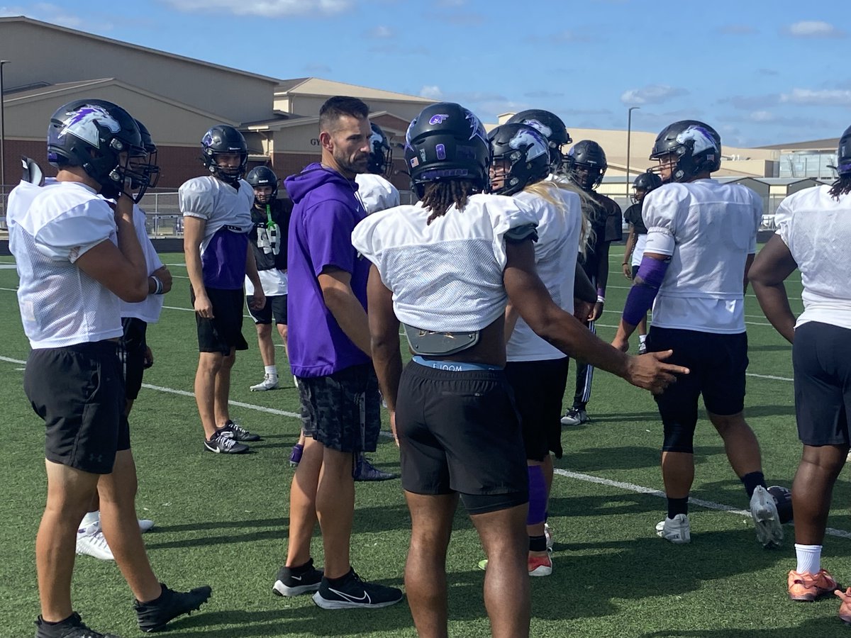 densilva02's tweet photo. Spent some time in Fulshear this week to find out what makes @fulshear_fball go.

“This is a special time at a special place. And we’re in the right place at the right time together.”

My latest for @HighSchoolOnSI.

STORY: https://t.co/ugQ6OmkIZC #txhsfb @ChargerSchools https://t.co/tg7lnWPDt1
