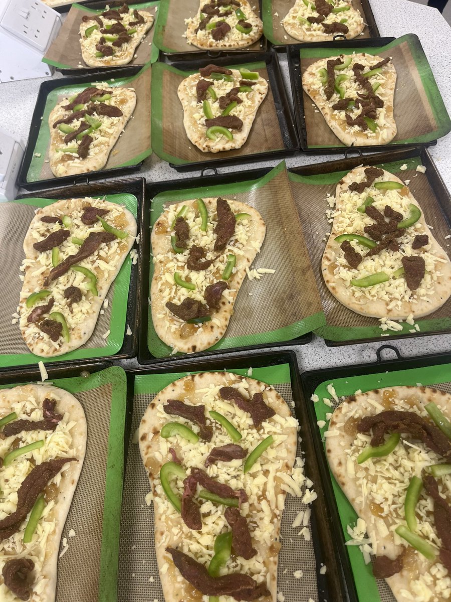Celebrating St Andrews Day early with delicious Scotch Lamb Naan Pizzas 🏴󠁧󠁢󠁳󠁣󠁴󠁿 😋 Thank you <a href="/qmscotland/">QMS</a> 🙏🏻 <a href="/Linlithgow_Acad/">Linlithgow Academy</a> #scotchlamb #standrewsday #eatlocal
