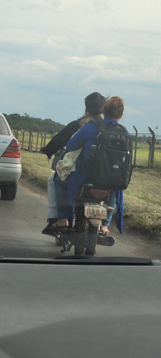 Mariaam_A's tweet photo. Nivel de inconsciencia mundial .... .. y el casco en el codo del otro lado... https://t.co/IqUFF2OmAl