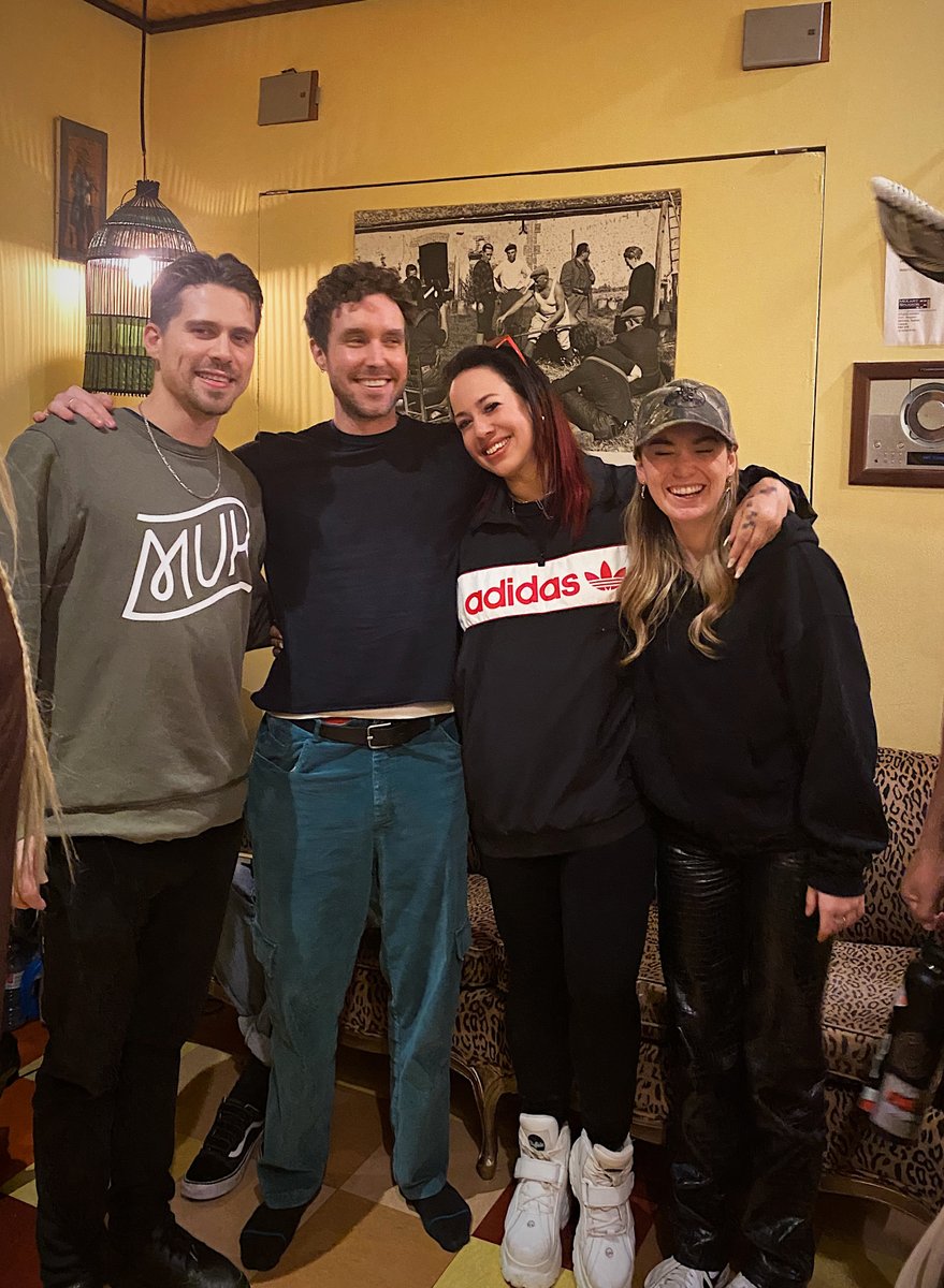 Debbie Tebbs (@debbietebbs) on Twitter photo 🔥🎹 En mode Songwriting Camp pour une semaine, avec une quarantaine d'artistes réunis en studio. Merci à <a href="/BlocNotesMusic/">Bloc Notes Music</a> de nous permettre de vivre cet énorme trip !! 😌🫶
#songwritingcamp #songwriting #funnnnnn 🔥🎹 En mode Songwriting Camp pour une semaine, avec une quarantaine d'artistes réunis en studio. Merci à <a href="/BlocNotesMusic/">Bloc Notes Music</a> de nous permettre de vivre cet énorme trip !! 😌🫶
#songwritingcamp #songwriting #funnnnnn