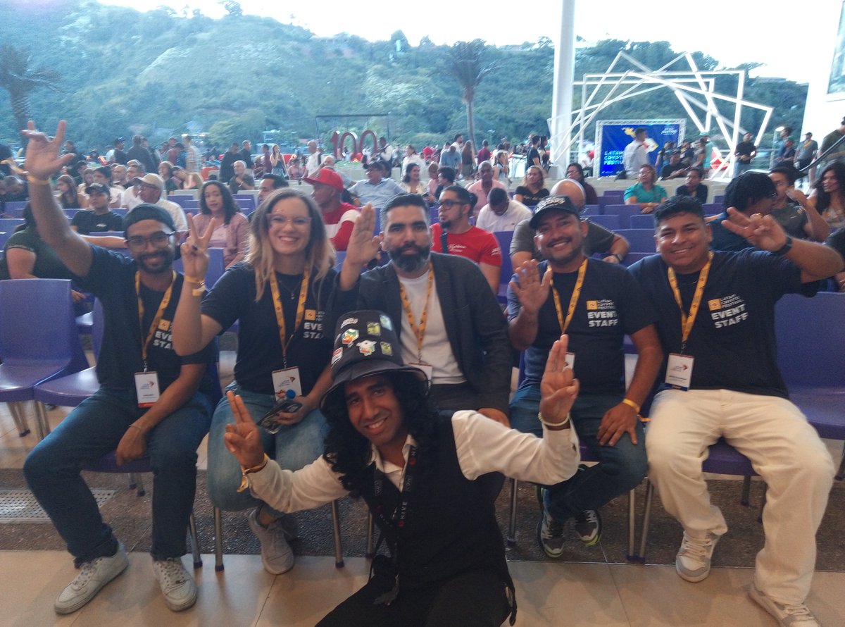 FrankcherG's tweet photo. Algunas fotos del evento del @LATAMCryptoFest en Caracas. Pronto haré un post con más fotos de mi experiencia ese día. 

Fue agotador el viaje pero me entretuve bastante con fotos, conociendo a las personas y bailando.

Gracias a quienes me apoyaron para estar presente.🥹👏🏽🚌 https://t.co/JyAqLessBe