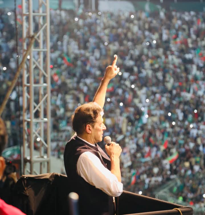 Raz13Agha's tweet photo. عمران خان کے مطالبات واضح ہیں: عدالتی حکم کے بعد انکی ربائی عدالت کی توہیں ہے، عدالتی نظام آزاد کریں، سیاسی قیدیوں کی آزادی، اور 8 فروری کا چرایا ہوا مینڈیٹ 
واپس کیا جائے۔
آپ لوگ فیصلا کریں کیا ہے مطالبات آئین اور ریاست کی بقا کو چیلینج کے برابر ہے؟
#Islamabad_Massacre https://t.co/59mE6gOGrV