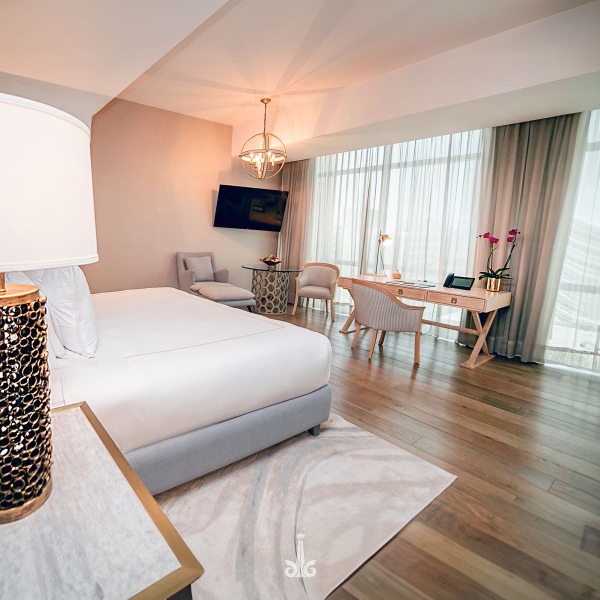 Disfruta del lujo y confort en cada rincón 

En el Hotel Marquis Reforma, nuestras habitaciones están diseñadas para envolverte en un ambiente de comodidad, estilo y elegancia. Desde camas que te invitan al descanso perfecto, hasta detalles cuidadosamente seleccionados.