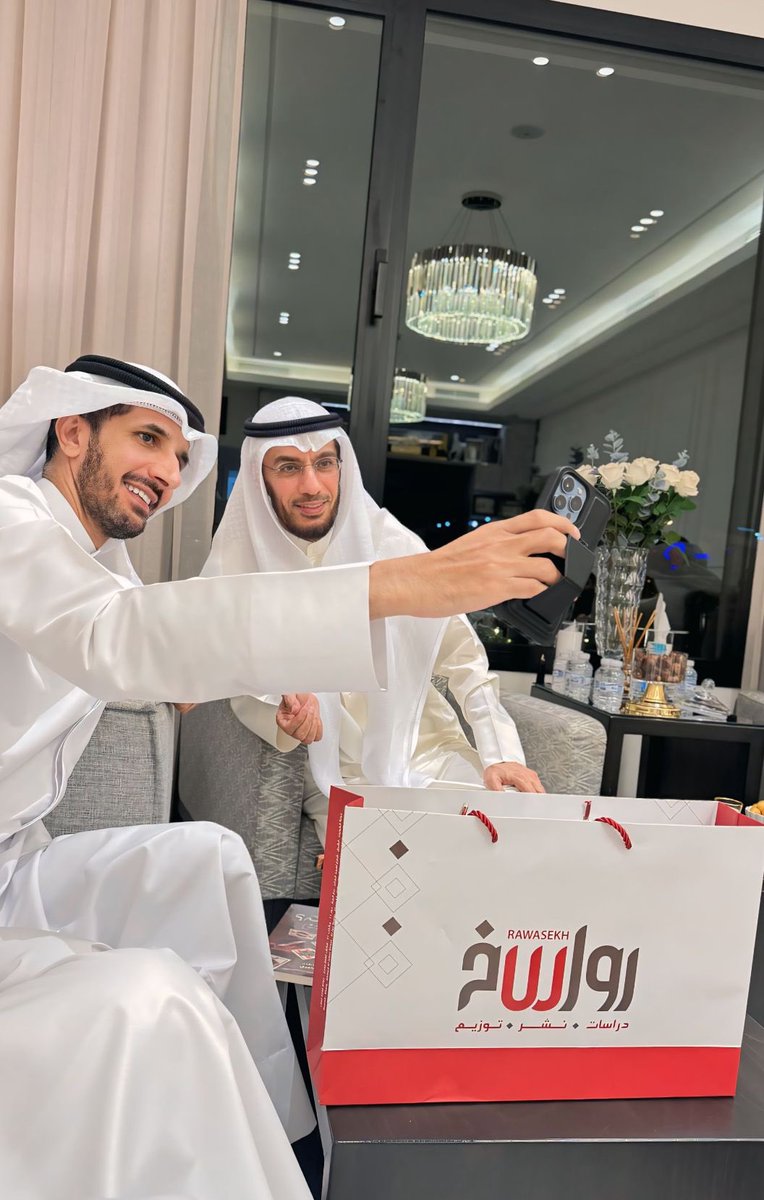 📚 لم تكن مجرد زيارة وإلقاء خاطرة في ديوانية وإنما كانت أشبه بمهرجان ثقافي وذلك مساء الثلاثاء في ديوان قتيبة الدبوس في منطقة الصديق.
جوهر الفكر عن فوضى المشهد الثقافي العام وطرح فكرة أهمية المؤسسات العلمية وتجاوز التعويل في الإفادة من مجرد المتخصص أو الوعي من المثقف الموسوعي.