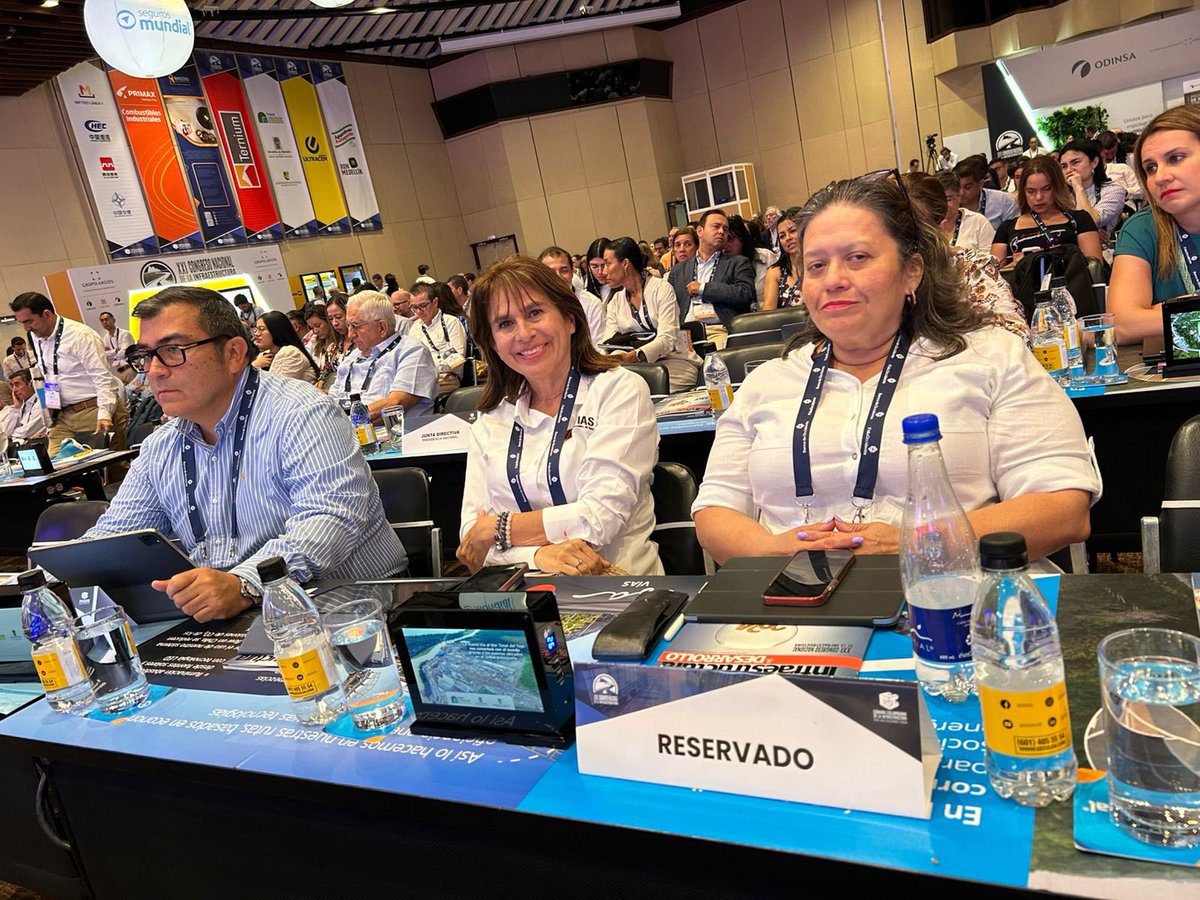 👷‍♀️👷‍♂️ Directivos de <a href="/InviasOficial/">Invías</a> presentes en el #21CongresoInfra 2024 de la <a href="/camaradelainfra/">Cámara Colombiana de la Infraestructura</a> destacando los avances de #CaminosComunitarios de la Paz Total.📍 Visítanos en nuestro stand, donde resolvemos tus inquietudes y compartimos logros en conectividad. 🚧