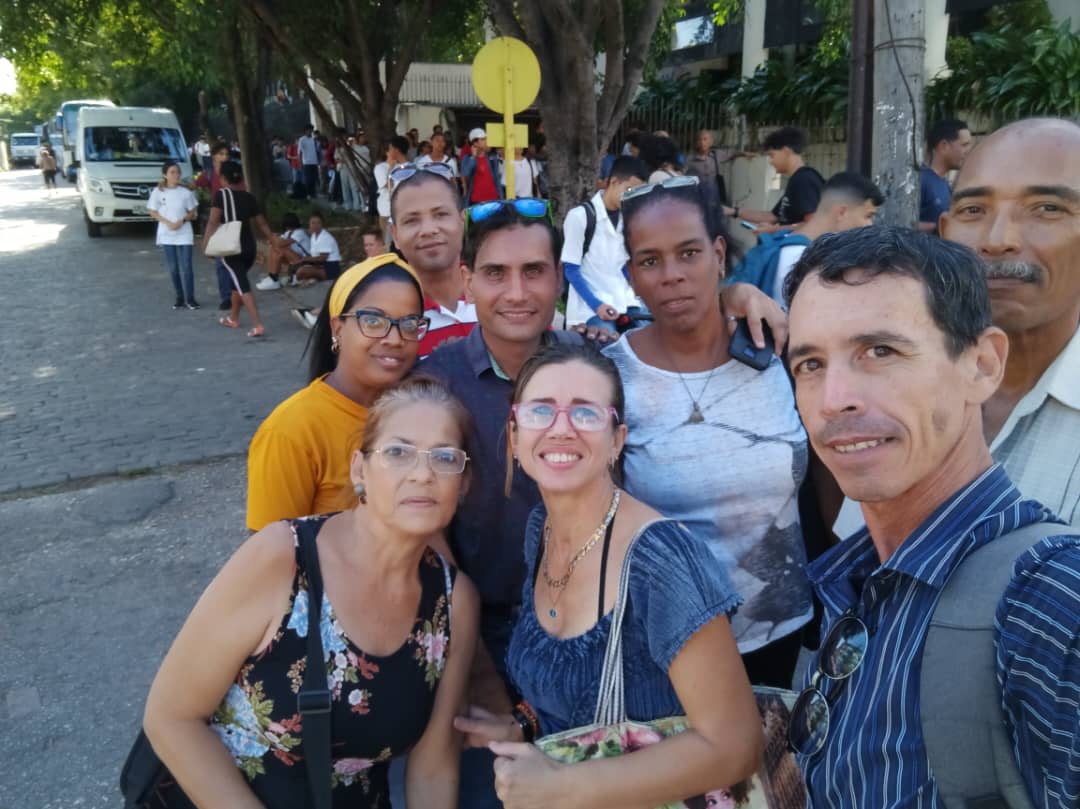 Ismaelct1989's tweet photo. @CubaMined
@naimatrujillob
Los compañeros de la DAEE en un sí por el homenaje al fusilamiento de los 8 estudiantes de medicina desde la escalinata de La Habana
#DAEE
#saludescolar https://t.co/TRV8DbBAnS