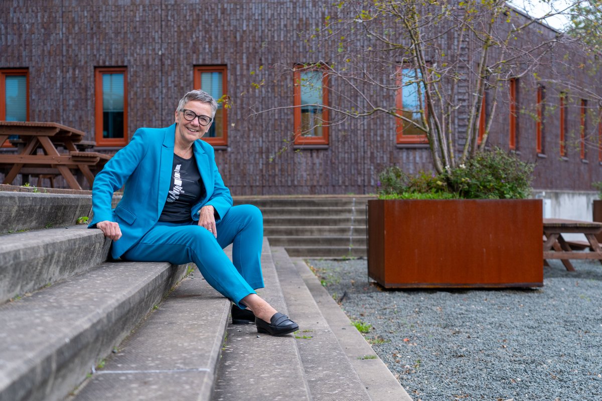 Ontmoet Ted! 🎉 Sinds 2000 werkt ze als beleidsmedewerker bij onze gemeente, en ze is soms nét een ambassadeur. 💬 "Op verjaardagen leg ik uit hoe hard hier wordt gewerkt, altijd met Heemskerk in gedachte." Nieuwsgierig naar werken bij ons? 👉 werkenbij.heemskerk.nl/onze-collegas/… #vacature