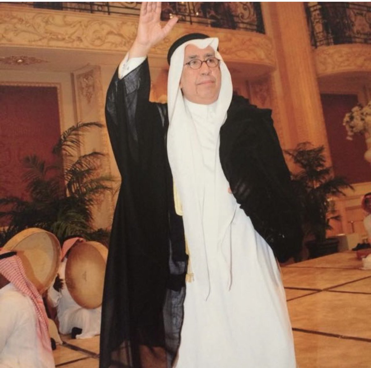 almosstashar's tweet photo. كان الوالد رحمه الله المرجعية الأولى في حياتنا نستمد منه الحكمة والبصيرة في كل شؤوننا.
 كان رمزا للثبات والاتزان يلجأ إليه الجميع عند الحاجة إلى رأي صائب أو حل منصف. 
شخصيته المتزنة ومعرفته الواسعة جعلته مصدر ثقة واحترام لكل من حوله.

لم تكن مرجعيته تقتصر على العائلة فقط بل امتدت إلى مجتمعه حيث كان الجميع يعتبره مرجعا للمشورة والنصح ترك فينا إرثًا من القيم والمبادئ التي نستند إليها في قراراتنا وحياتنا اليومية.
 
رحم الله ابو خالد وأسكنه فسيح جناته.