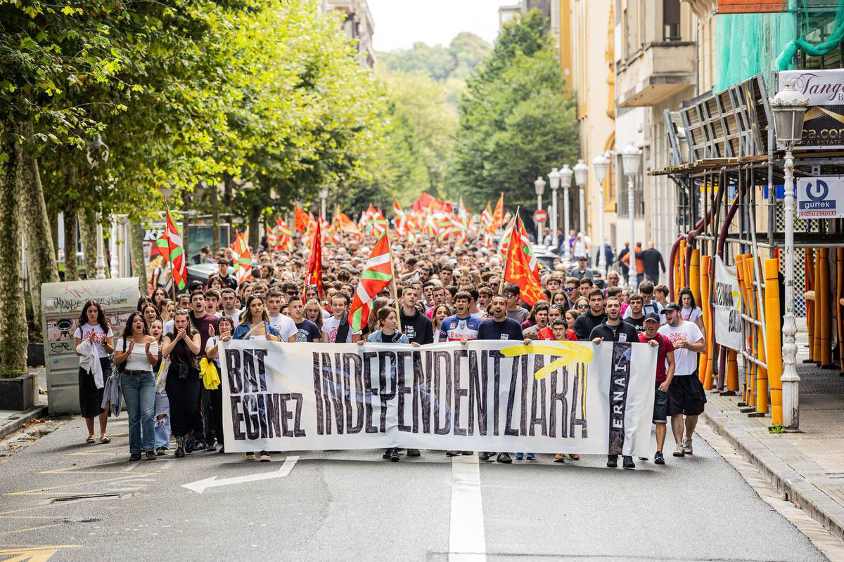 markeltxumbo's tweet photo. Bihar epaitegietan borroka kapitulu berri bat idatziko dugu.

Epaiketen ondorioa jakiterik ez badugu ere, auziaren berri eman genuenetik 7 hilabete pasa diren honetan, argi esan dezakegu: Ez dago gazteria independentista gelditzerik, aurrera goaz!

#BatEginezIndependentziara https://t.co/ypplASwCr6