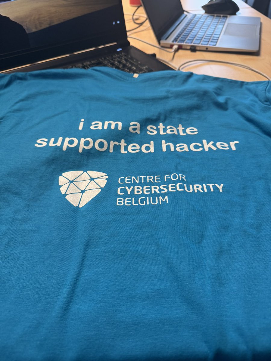 Redaksion's tweet photo. J’passe a la télé, rencontre avec le 1er ministre, médaillé par le gouvernement, tshirt hacker de la belgique, non vraiment la journée en valait le coup hamduLah🙏🙏 https://t.co/LQILup2Kar