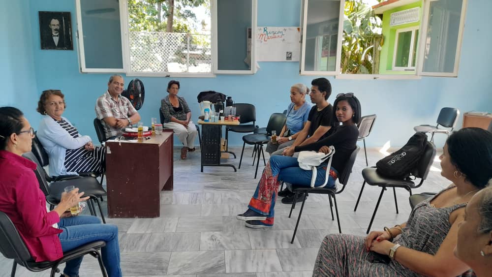 CCTcfgos's tweet photo. Se desarrolla el Té Conversatorio, dirigido por la Cátedra Martiana, en conmemoración al aniversario del Fusilamiento de los 8 estudiantes de medicina, con la activa participación de los trabajadores del centro.

#FormaturCienfuegos #minturcuba #Cienfuegos #Cuba #efemeridecubana https://t.co/DSPHm2dTwO