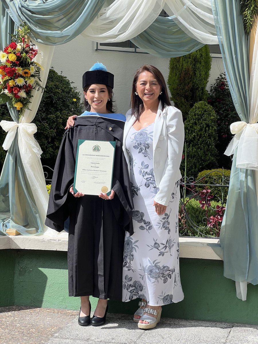 titirgl18's tweet photo. Una de las personas que más me motivó a seguir una segunda licenciatura fue mi mamá y gracias al esfuerzo de ayudarme en todo momento logré mi meta 
👩🏻‍🎓🎓🩵 https://t.co/EPjCRnefbT