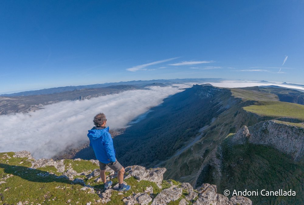 Berian mendiaren tontorretik, behe-lainoek Sakana osoa estaltzen dute, glaziar baten antzera.
#EuskalHerria
#Sakana
#Beriain