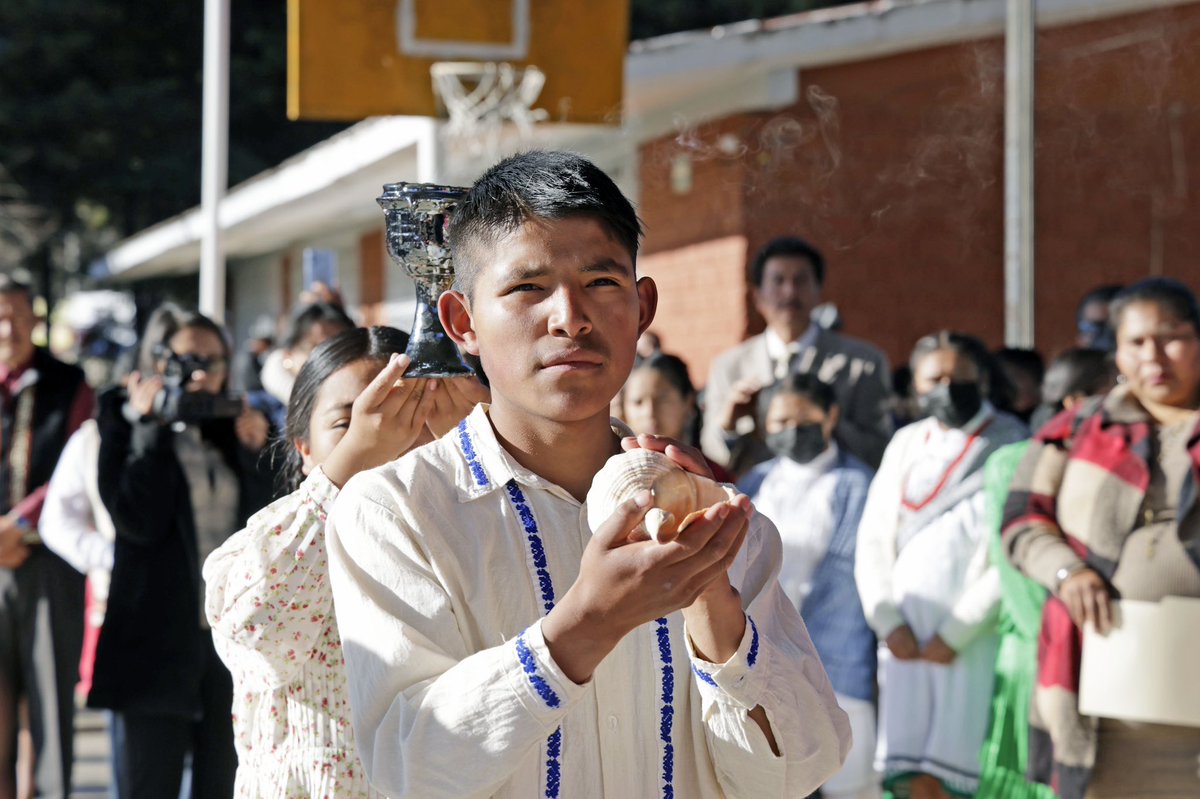 SeducEdoMex's tweet image. ⚖️ La @UIEMOficial y el @PJEdomex buscan certificar intérpretes y traductores en lenguas originarias para garantizar justicia a los pueblos nahua, tlahuica, matlatzinca, otomí y mazahua.

Más información en: goo.su/ImCc