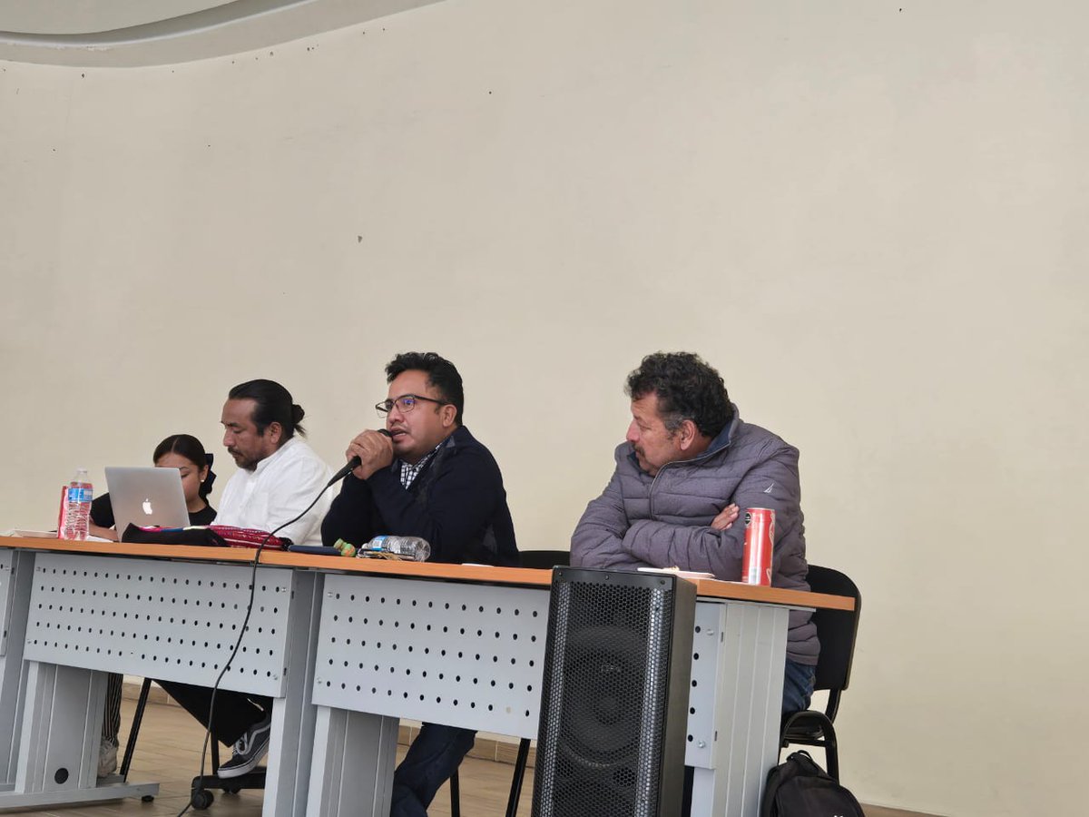 EdomexAnto74651's tweet photo. #AlMomento 

Así es como arranca la coordinadora de maestros en el seccional Texcoco, donde el lider estatal estudiantil se dio a la tarea de hablar con nuestros maestros.

Es importante que los docentes estén convencidos en la lucha del pueblo. 🖋️🔥

#AntorchaMagisterial https://t.co/OWNxnVoJps