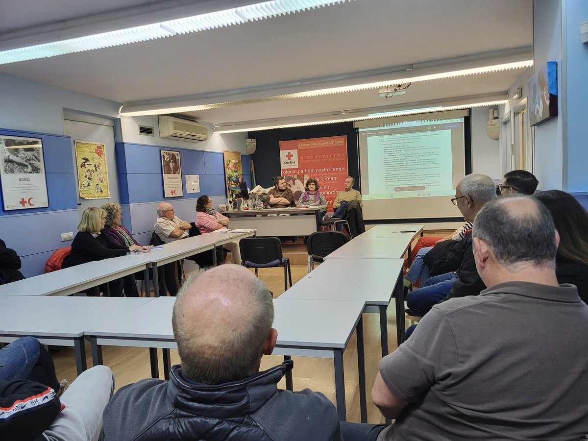 Una trentena de socis i sòcies ens hem reunit en assemblea per seguir detectant les mancances del barri i decidir els propers passos a seguir com a Associació de Veïns i Veïnes.