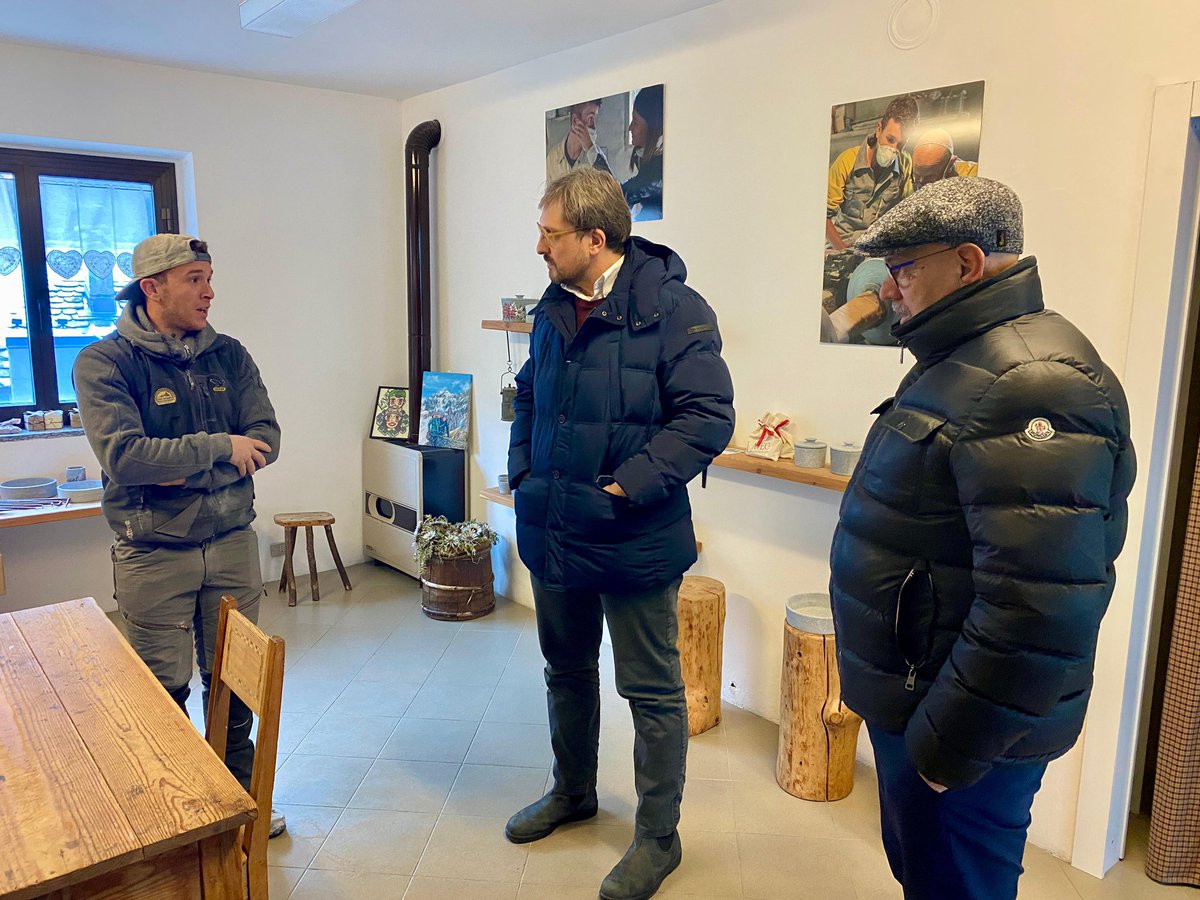 MassimoSertori_'s tweet photo. 📍Insieme all’assessore #Guidesi, abbiamo fatto visita ad Arianna e Nicola, giovani laveggiai della #Valmalenco che portano avanti la lavorazione a mano delle #pentole in #pietraollare, chiamate #Lavec.
Un antichissimo #lavoro che realizza prodotti unici e di #qualità. https://t.co/eYpcAVkX4H