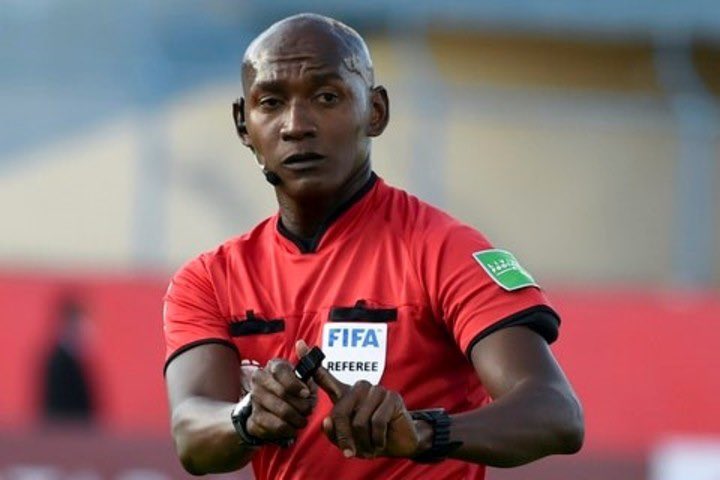 TheMisterSB21's tweet photo. 💵| De la terna arbitral que dirigirá el partido de LIGA|

💵 Aragon fue acusado de recibir 3 mil dolares previo al partido entre Liga de Portoviejo vs SD Quito.

💵 Roddy Zambrano es un árbitro polémico que nunca a tenido una calificación buena.

Vaya…

#LDU / #VamosLIGA https://t.co/na1wEtm4YN