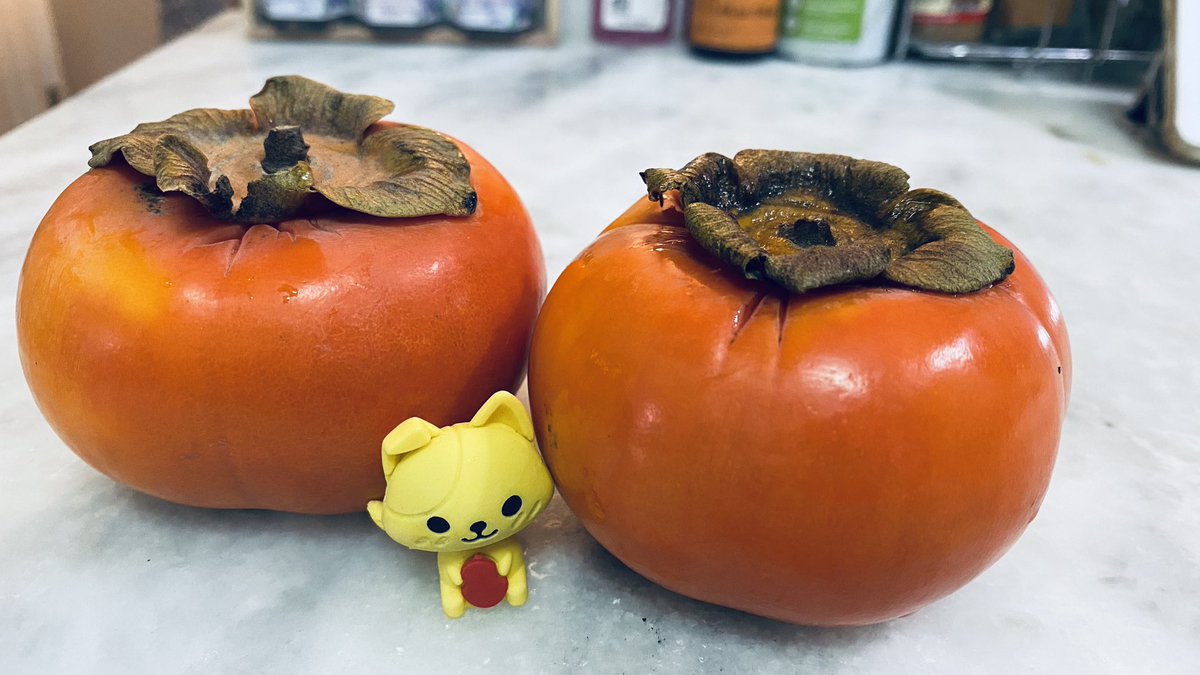 mihoakamimo's tweet image. So happy to find some 柿(kaki, persimmons) in a local grocery store in the US 🇺🇸!
アメリカのスーパーで、柿を見つけました!ちなみに、アメリカではアジアの柿を Fuyūみたいな名前で売っていることが多いです。秋冬の果物だからかな?
#fuyu #柿 #アメリカ生活