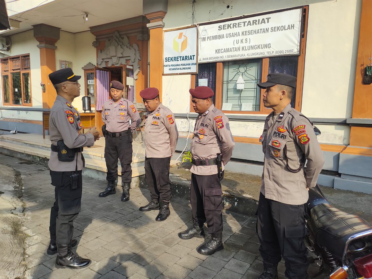 Humaspolsekklk's tweet photo. OPS MANTAP PRAJA SATGAS II PREVENTIF SUBSATGAS PAM OBYEK GIAT KABUPATEN KLUNGKUNG(Coling System)* 

Padal AKP IGede Puja Artana pimpin Monitoring dan Coling sistem pengamanan logistik pemilu hasil pencoblosan pilkada serentak 2024 di kantor Camat Klungkung 
#polri #humas #divisi https://t.co/QQEj4XvTKM