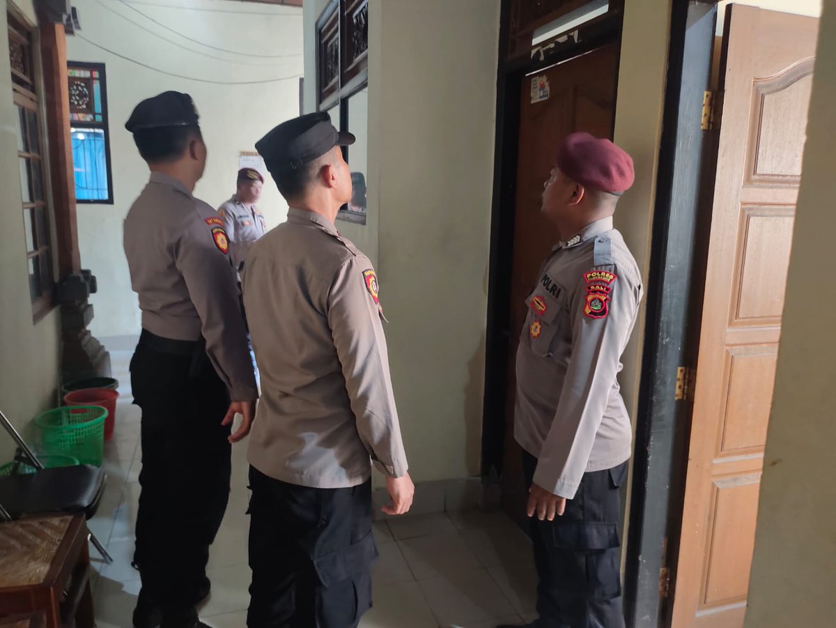 Humaspolsekklk's tweet photo. OPS MANTAP PRAJA SATGAS II PREVENTIF SUBSATGAS PAM OBYEK GIAT KABUPATEN KLUNGKUNG(Coling System)* 

Padal AKP IGede Puja Artana pimpin Monitoring dan Coling sistem pengamanan logistik pemilu hasil pencoblosan pilkada serentak 2024 di kantor Camat Klungkung 
#polri #humas #divisi https://t.co/QQEj4XvTKM
