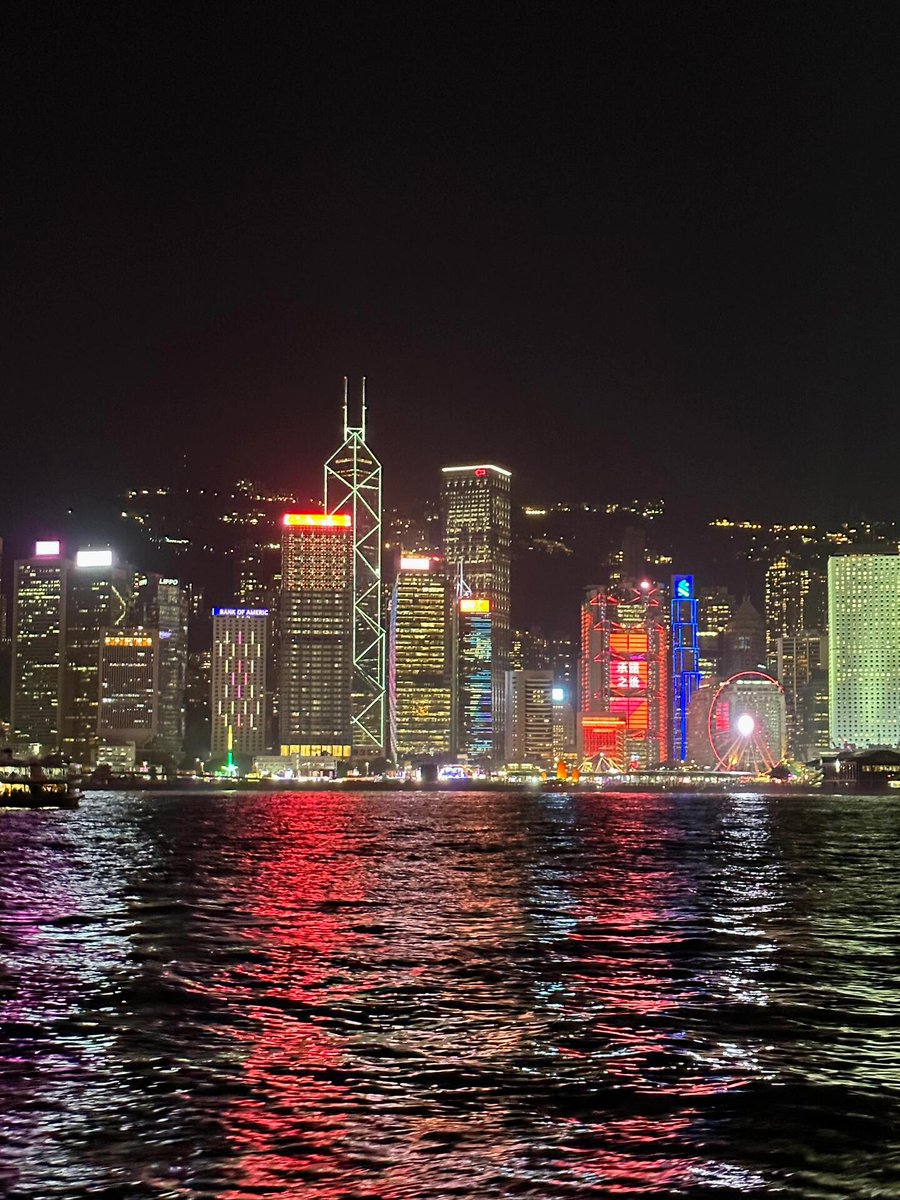 The night is still long, and the city with dim lights makes people intoxicated. Every moment here is like a feast of light and shadow✨🌃