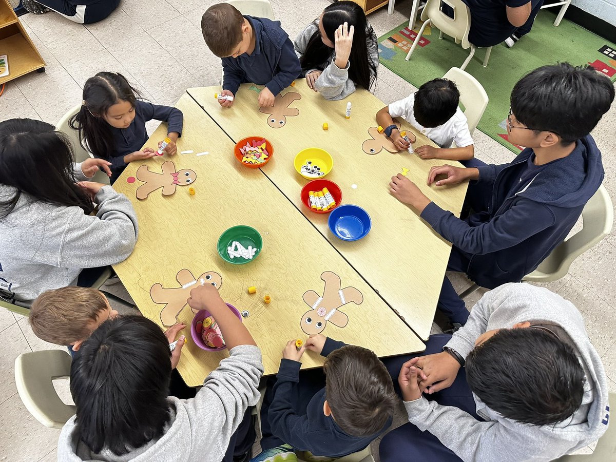MsSGaribaldi's tweet image. Getting into the Christmas spirit! ๐Thank you to our Grade 8โs buddies that assisted with the creation of our Gingerbread craft โบ๏ธ