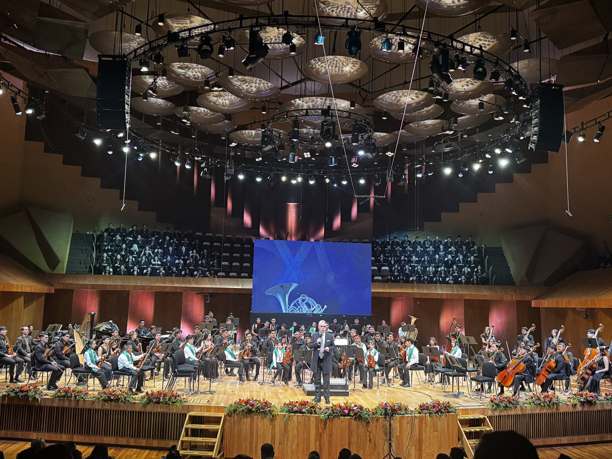 El XV aniversario de la Orquesta Esperanza Azteca un gran orgullo escuchar a tantos niños mexicanos talentosos. Felicidades <a href="/NinfaSalinas/">Ninfa Salinas Sada</a>  <a href="/RicardoBSalinas/">Don Ricardo Salinas Pliego</a>