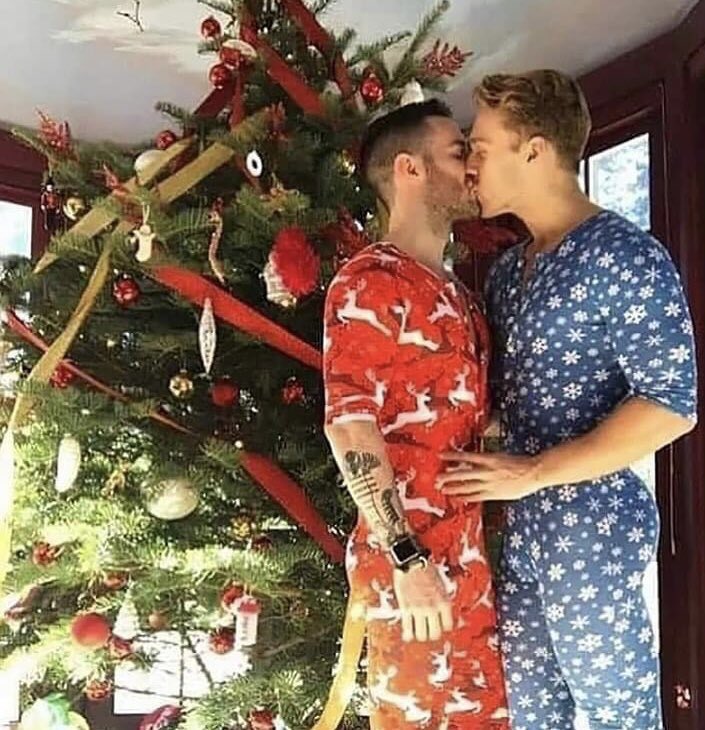 GravySauceCream's tweet photo. ain’t no way in hell two gays decorated that tree https://t.co/7keB2qtjBj