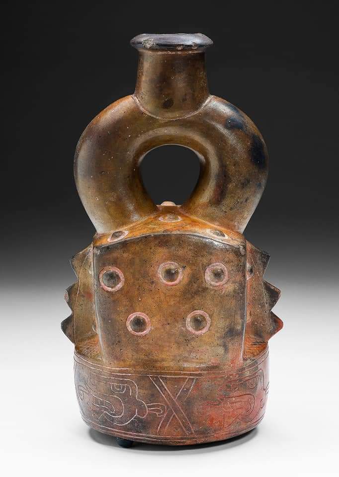 EDICIONESREGION's tweet photo. Cerámica escultórica que representa una estructura arquitectónica con un personaje en su interior.

Posee una base cilíndrica decorada con cabezas de serpientes felinizadas, hechas mediante incisiones.
Cultura Chavín. 

📷 : Art Institute of Chicago.
Tesoros de Wiracocha https://t.co/BpE4t4X7un