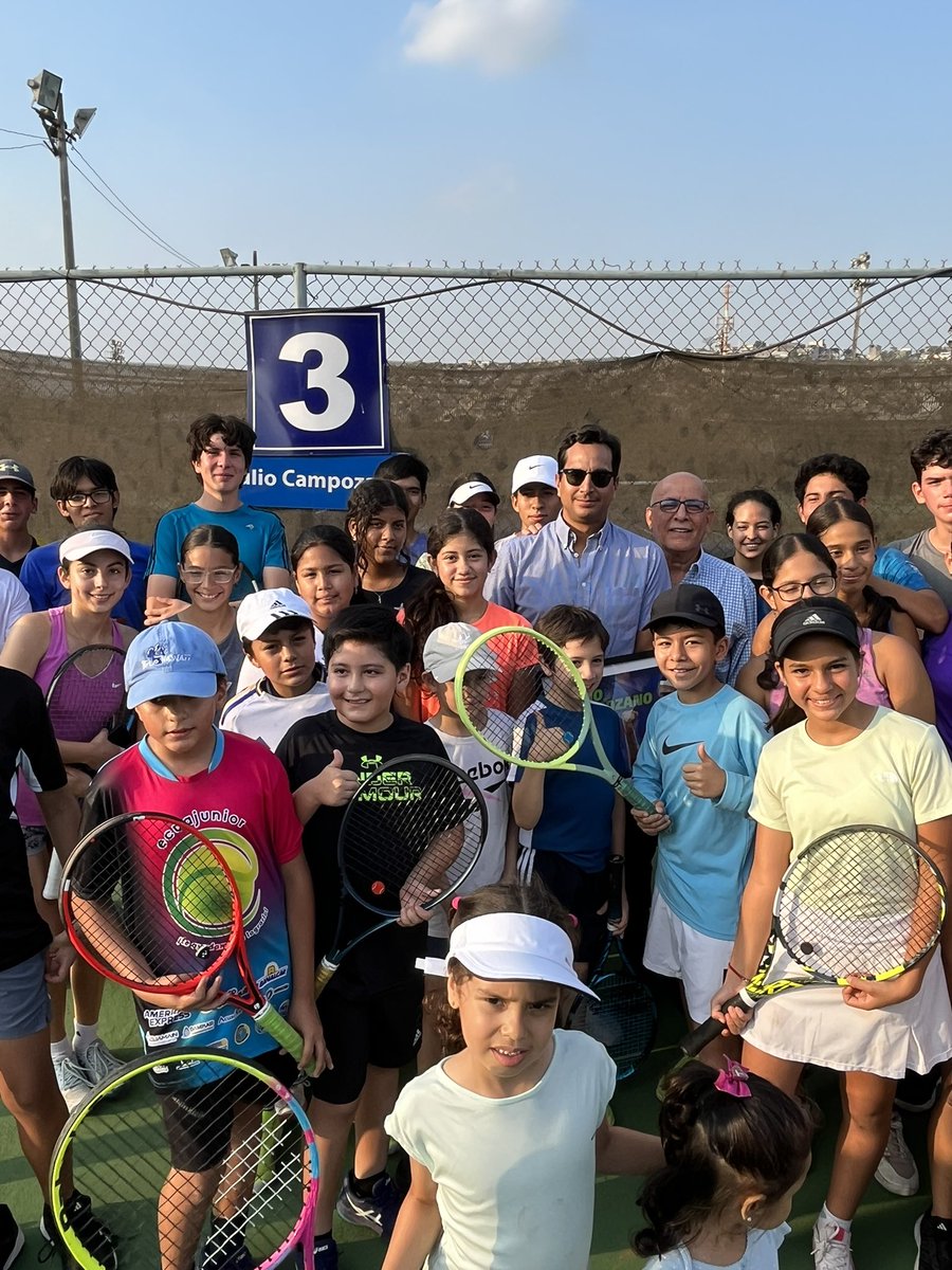 kennycastrog's tweet photo. Justo reconocimiento a 2 cracks del tenis 🇪🇨 @nicolapentti y @juliocampozano
Hoy la @AsocTenis presidida x @drtyroneflores les entregó unas históricas postales y los ex @CopaDavis 🇪🇨 compartieron con los alumnos d la escuela de tenis en las canchas q llevan sus nombres
📸 KCtenis https://t.co/4NeMDNRF7x