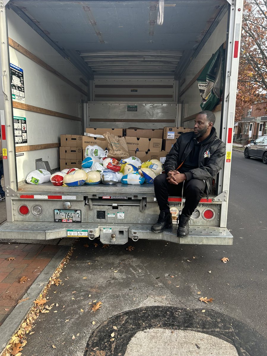 CoolShoes1's tweet photo. We Did It Year 14 Of Cool Shoes Inc Turkey Drive In The Books, 250 Plus Families Going Eat Tomorrow For Thanksgiving https://t.co/jyMG8LTQOU