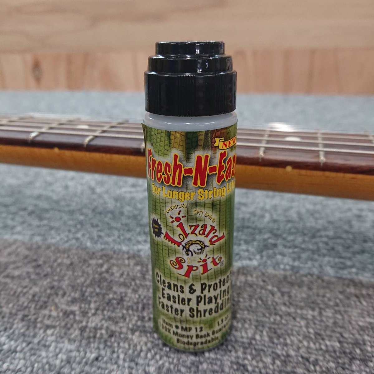 okada_inc's tweet photo. 【#LizardSpit 情報】

ストリングケア製品「MP12 Fresh-N-Easy」は、プレイ前の使用でスムーズなフィンガリングをサポート！
また、プレイ後の使用で、弦の汚れを落とし腐食を防ぐことで寿命を延ばします✨

自然由来の成分で、環境にやさしく人体にも無害🌳

《製品詳細》
https://t.co/MJf8vzdzgw https://t.co/RQRNLdxgoK