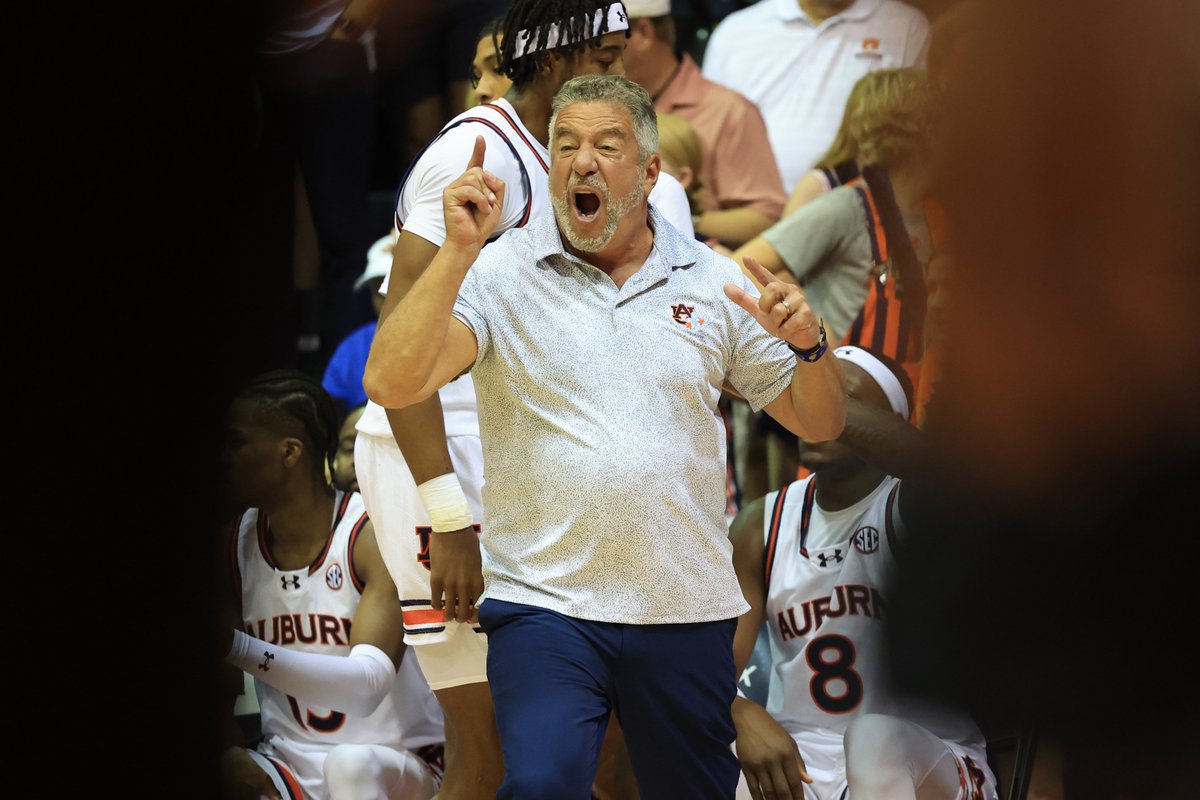 _JHokanson's tweet image. "Kids haven't changed. Kids want to be coached. They want to be held accountable. They want to be believed in, and they want to be held to a high standard."

Everything Bruce Pearl said after No. 4 Auburn dismantled Memphis for the @MauiInv title

🔗 on3.com/teams/auburn-t…
