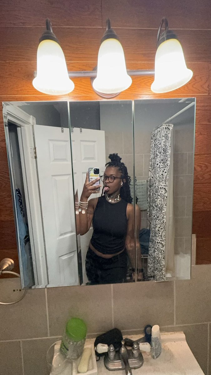 guttaprinxess's tweet photo. It’s been a minute. Hey yall. 🌻🤍 https://t.co/79quwxB2RP