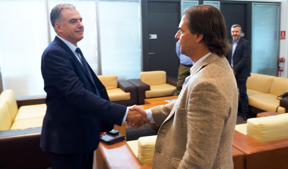 La importancia de finalizar los mandatos presidenciales y su transición. 
La importancia de no ser refundacionales.
La importancia de continuar lo que se hizo bien.

Los dirigentes son factor clave para la unión social en nuestro país.

🇺🇾 por encima.