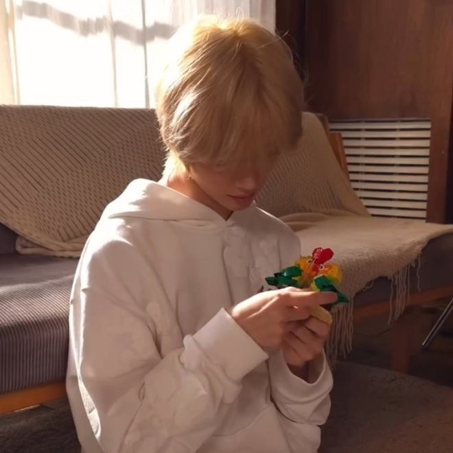 beominingz's tweet photo. Soobin costumava sonhar demais, ao fantasiar um namoro com um garoto cabeludo, acaba ficando completamente encantado. Porém, tudo vira de cabeça pra baixo, quando ele é obrigado a se mudar para Daegu, onde encontra Beomgyu. O garoto dos seus sonhos. 

#soogyu au https://t.co/ZxZyRuE3zL